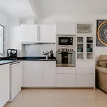 Comfortable 4-bedroom With Private Gardens