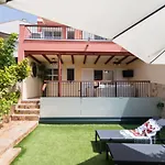 Βίλα Comfortable 4-bedroom With Private Gardens