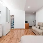 Comfortable 4-bedroom With Private Gardens Βίλα *