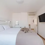 Comfortable 4-bedroom With Private Gardens