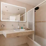 Comfortable 4-bedroom With Private Gardens Βίλα