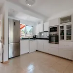 Βίλα Comfortable 4-bedroom With Private Gardens