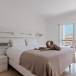 Βίλα Comfortable 4-bedroom With Private Gardens *