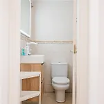 Comfortable 4-bedroom With Private Gardens Βίλα