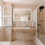 Comfortable 4-bedroom With Private Gardens