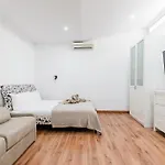 Βίλα Comfortable 4-bedroom With Private Gardens