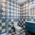 Comfortable 4-bedroom With Private Gardens