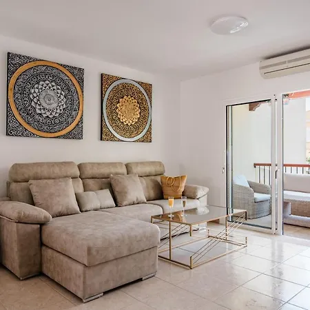 Comfortable 4-bedroom With Private Gardens * Адехе