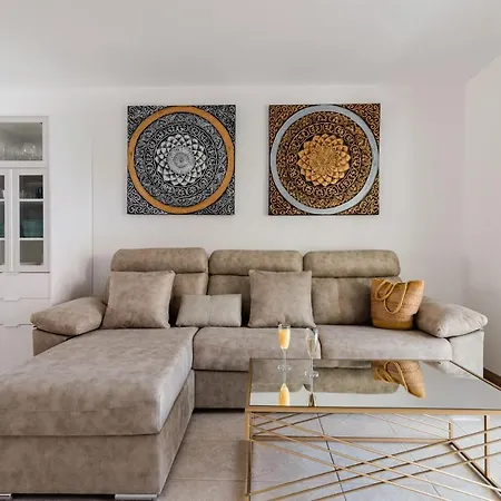 Comfortable 4-bedroom With Private Gardens 아데제