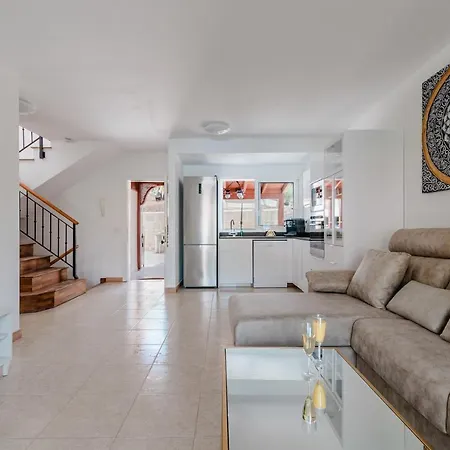 Comfortable 4-bedroom With Private Gardens 빌라