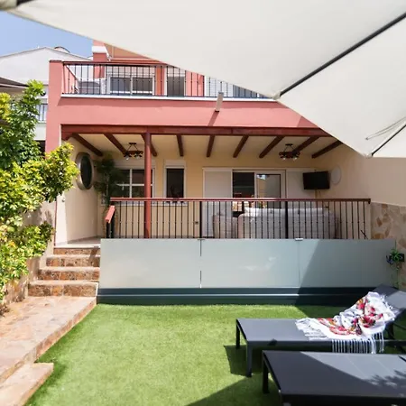 Вилла Comfortable 4-bedroom With Private Gardens