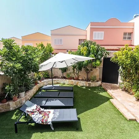 Вилла Comfortable 4-bedroom With Private Gardens *