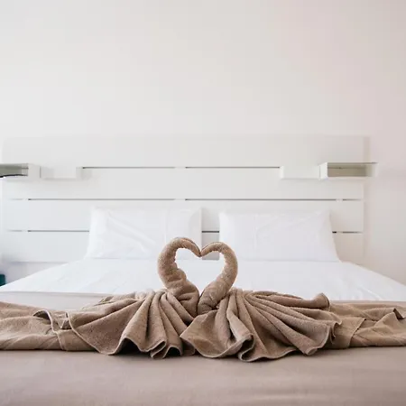 Comfortable 4-bedroom With Private Gardens * 아데제