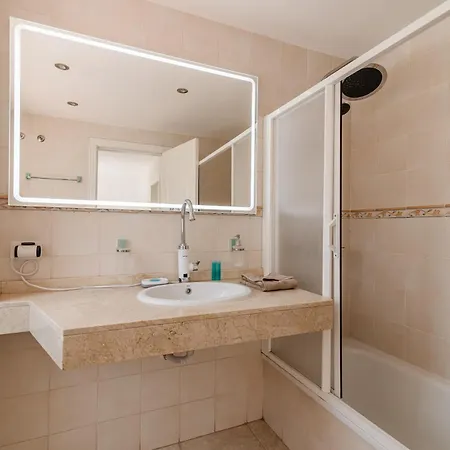 Comfortable 4-bedroom With Private Gardens Вилла