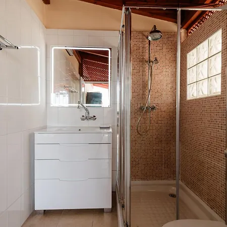 빌라 Comfortable 4-bedroom With Private Gardens 아데제