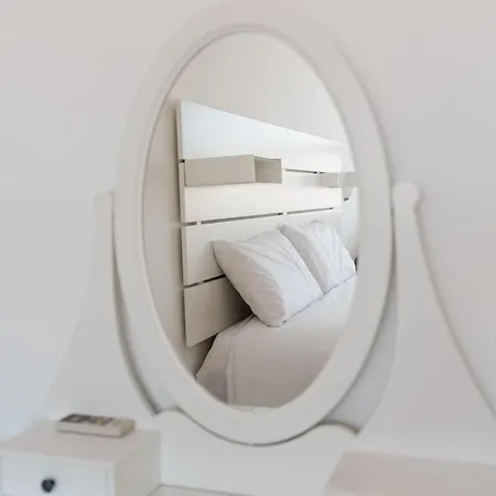 Comfortable 4-bedroom With Private Gardens 빌라 아데제