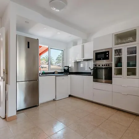 Вилла Comfortable 4-bedroom With Private Gardens