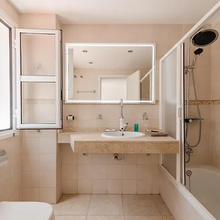 Comfortable 4-bedroom With Private Gardens