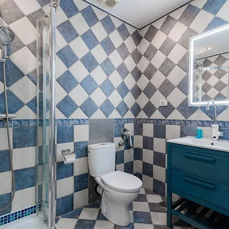 Comfortable 4-bedroom With Private Gardens