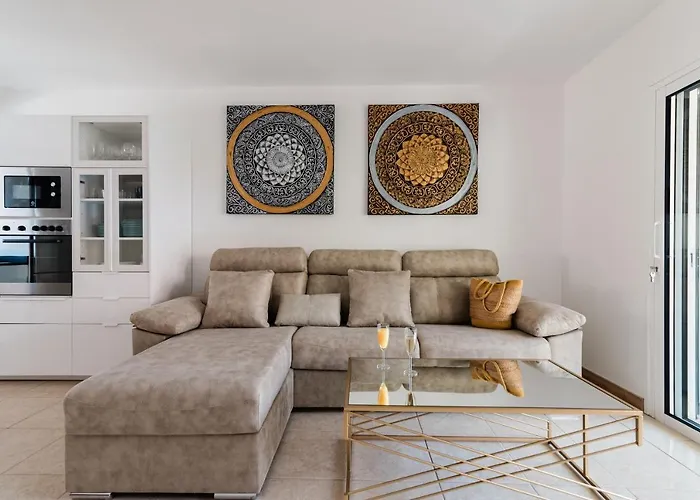 Comfortable 4-bedroom With Private Gardens أذيخي