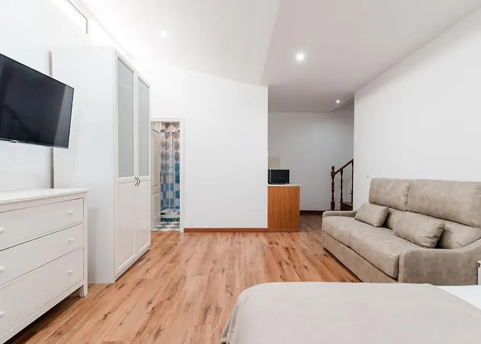 Comfortable 4-bedroom With Private Gardens فيلة *