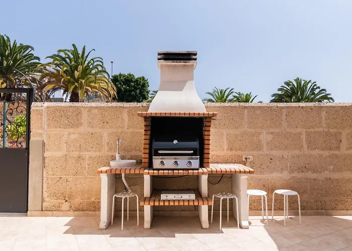 Comfortable 4-bedroom With Private Gardens