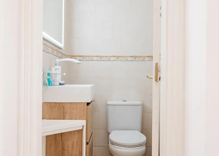 Comfortable 4-bedroom With Private Gardens فيلة