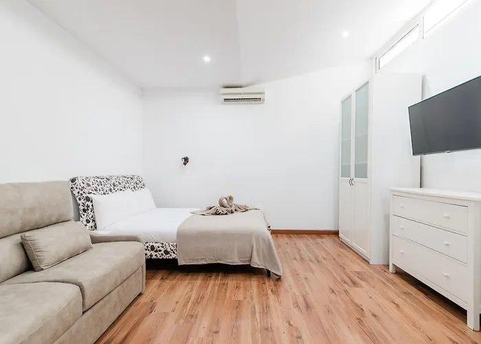 فيلة Comfortable 4-bedroom With Private Gardens