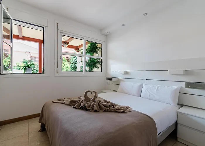 Comfortable 4-bedroom With Private Gardens أذيخي