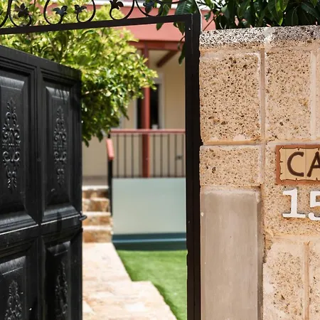 Comfortable 4-bedroom With Private Gardens וילה אדחה