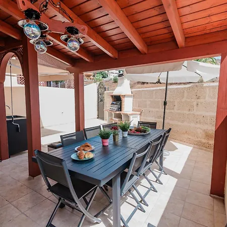 Comfortable 4-bedroom With Private Gardens אדחה