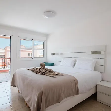 Comfortable 4-bedroom With Private Gardens אדחה