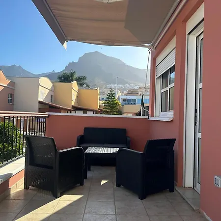 וילה Comfortable 4-bedroom With Private Gardens *