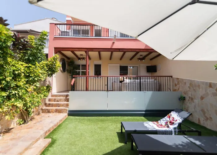 וילה Comfortable 4-bedroom With Private Gardens