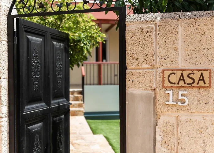 Comfortable 4-bedroom With Private Gardens וילה אדחה