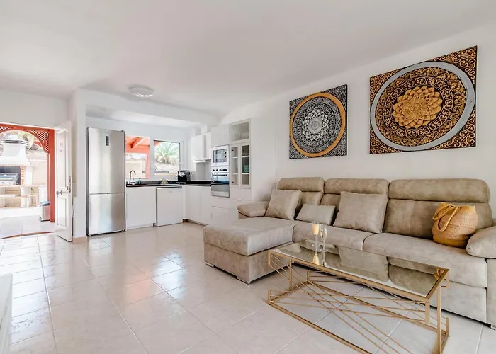 Comfortable 4-bedroom With Private Gardens וילה אדחה