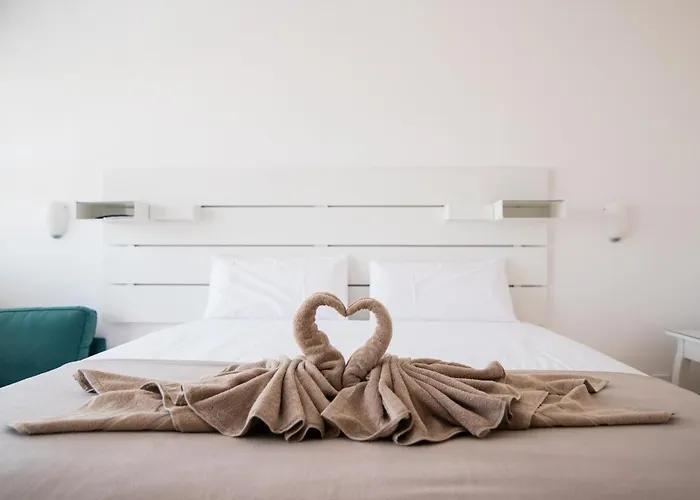 Comfortable 4-bedroom With Private Gardens * אדחה