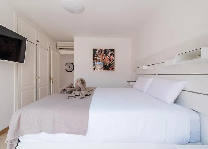 Comfortable 4-bedroom With Private Gardens וילה אדחה