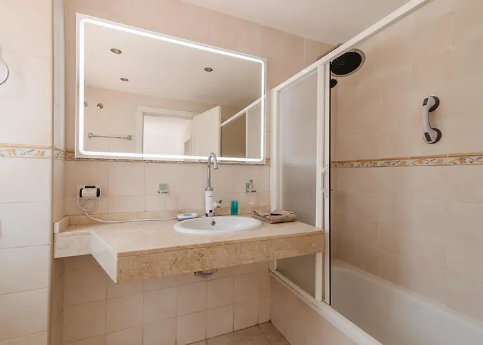 Comfortable 4-bedroom With Private Gardens וילה