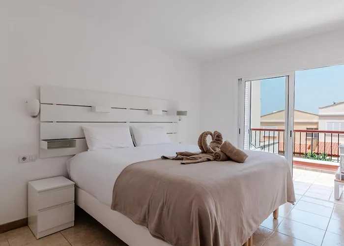 וילה Comfortable 4-bedroom With Private Gardens *