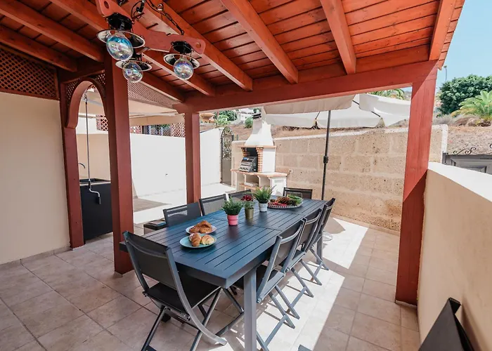 Comfortable 4-bedroom With Private Gardens אדחה