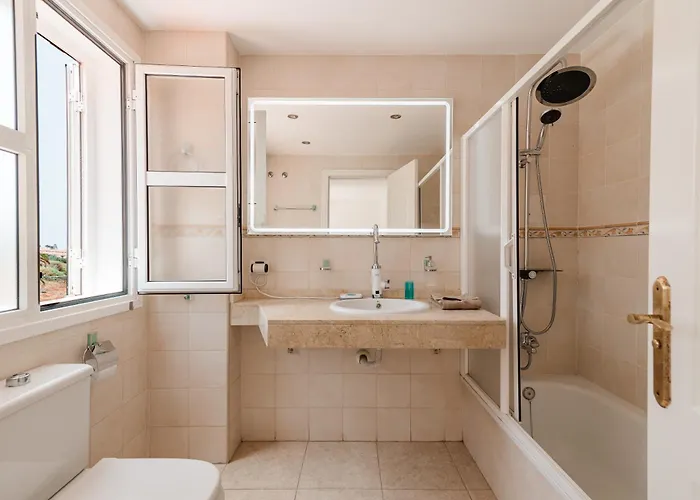 Comfortable 4-bedroom With Private Gardens