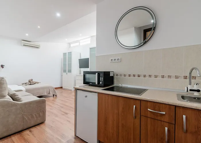 וילה Comfortable 4-bedroom With Private Gardens