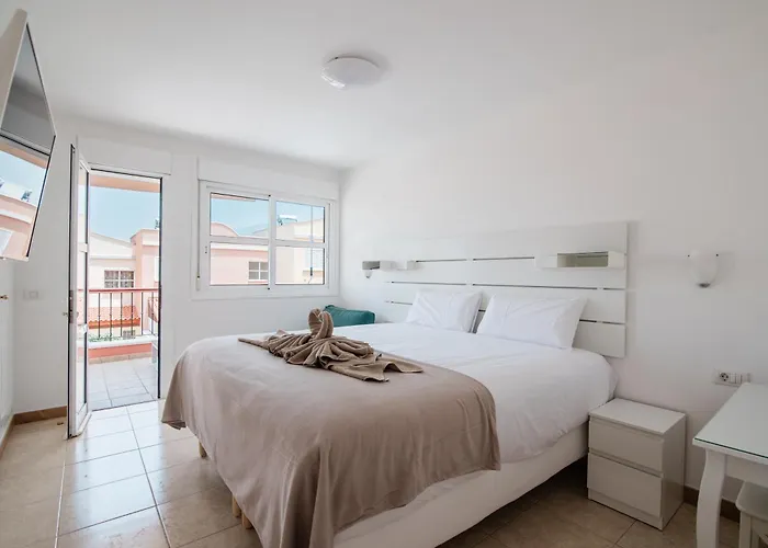 Comfortable 4-bedroom With Private Gardens אדחה